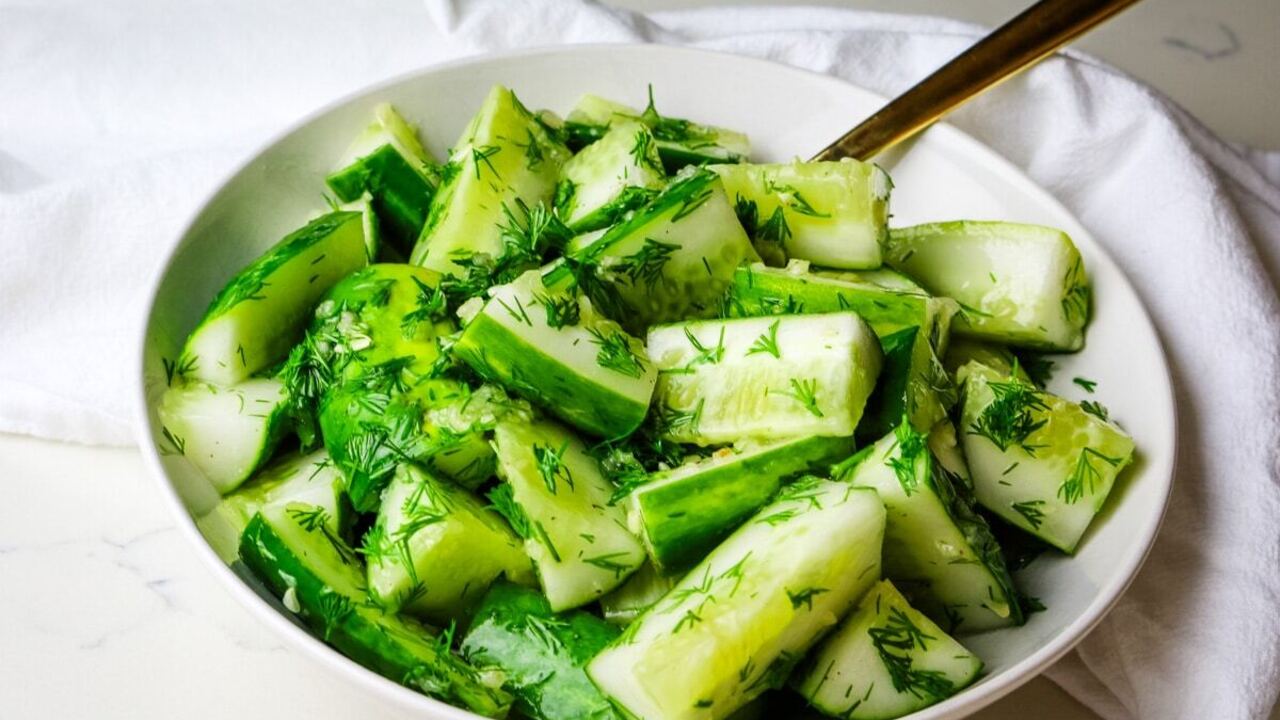 Crispy pickles with garlic, herbs and lemon juice: you can eat them in an hour