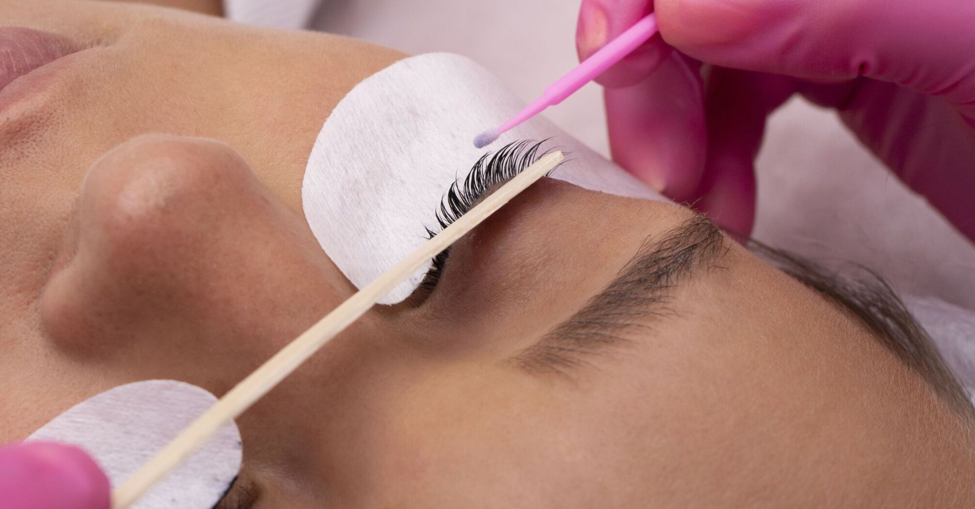 Eyelash extensions: experts names pros and cons of the procedure and explains whether it harms real ones