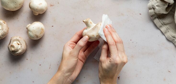 How to wash mushrooms from dirt quickly: an effective and simple life hack
