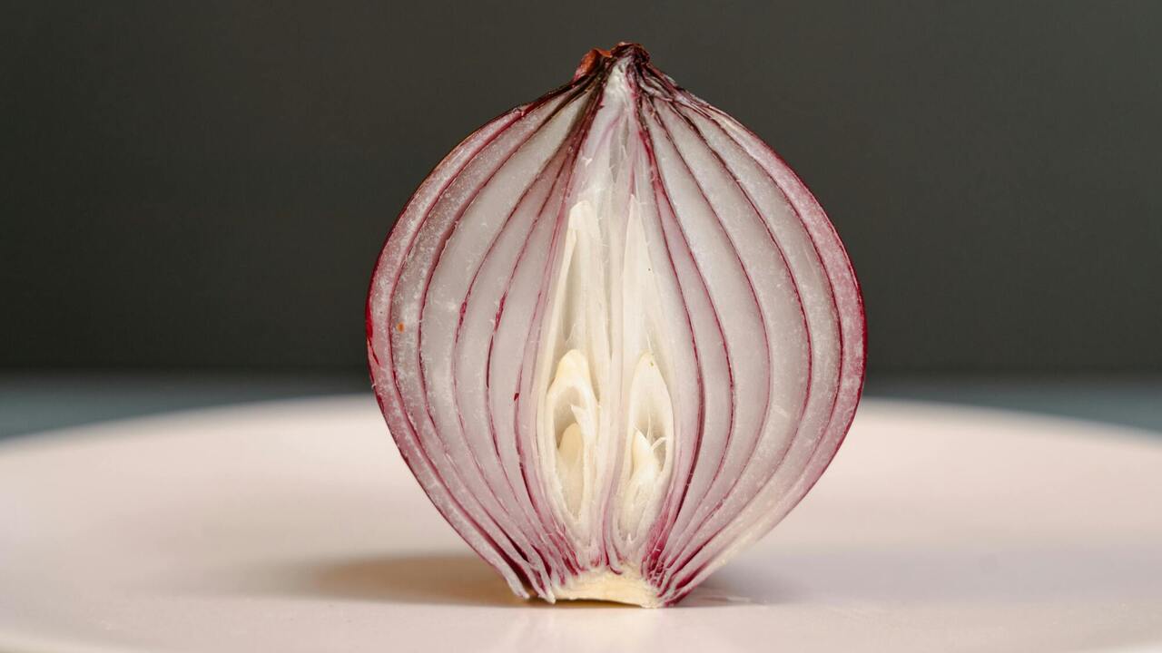 How to perfectly slice an onion in seconds: a simple lifehack
