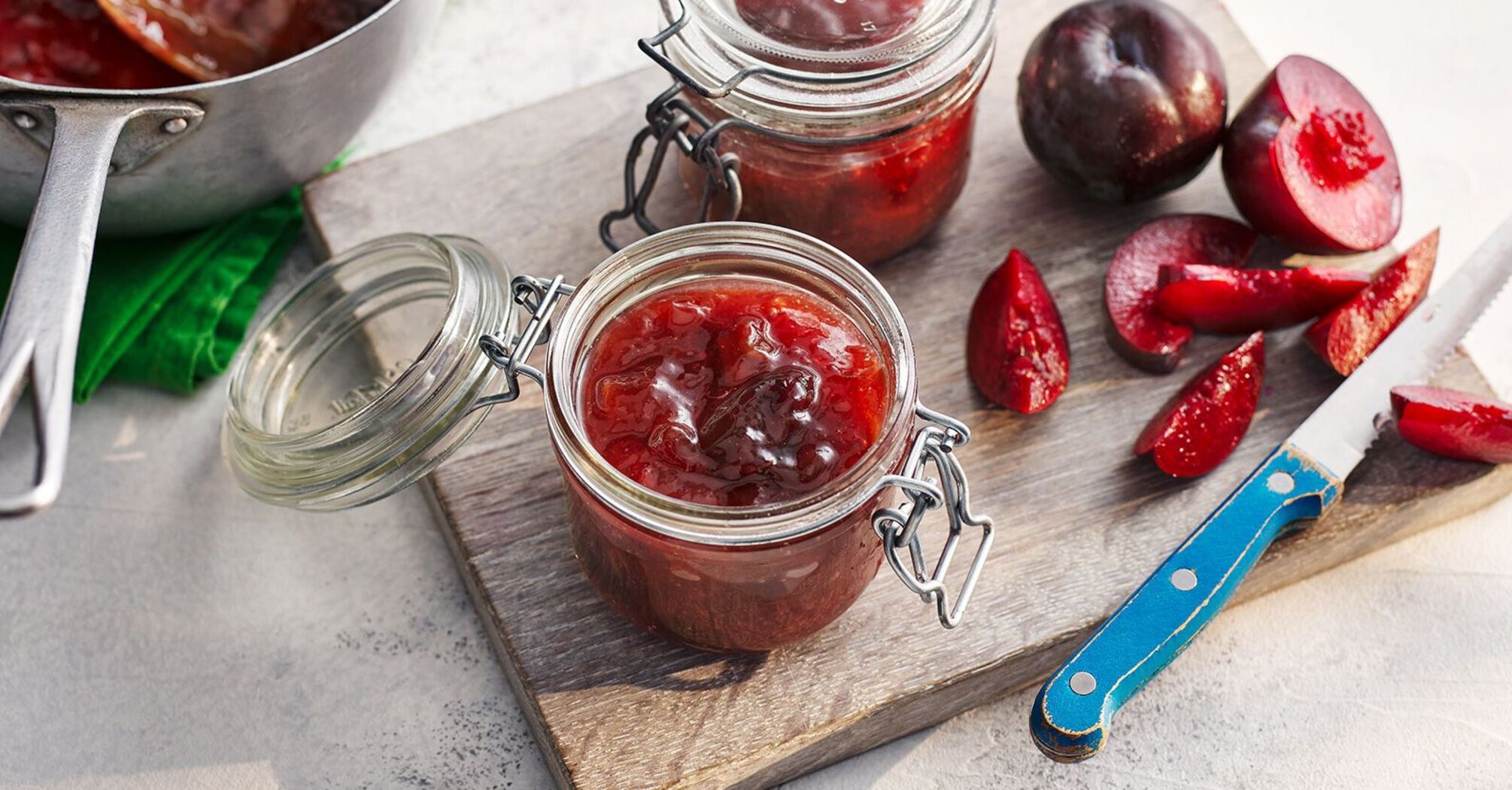 Delicious plum jam in a frying pan: easy to prepare