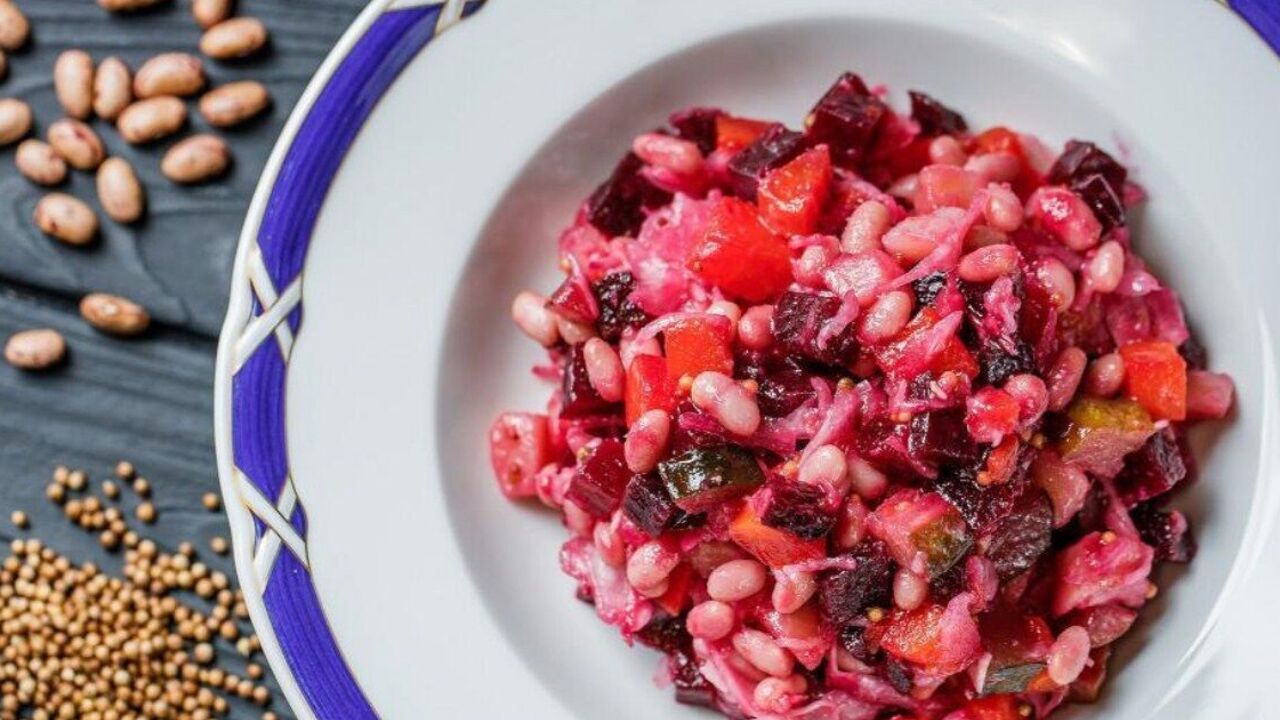 Vinaigrette in a new way: which ingredient will make the taste of the salad bright