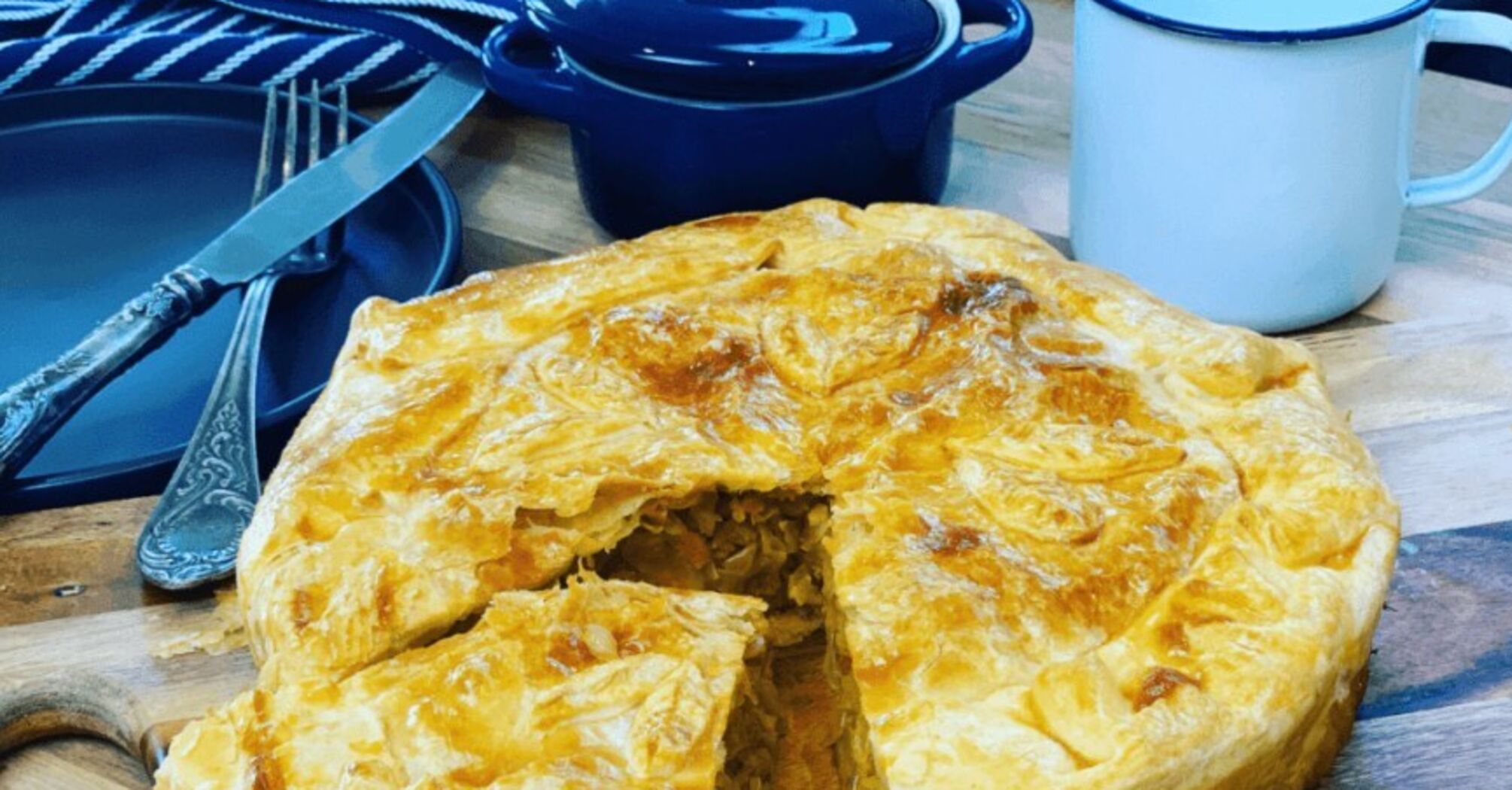 Instead of bread: pouring pie with cabbage and eggs, which always turns out well