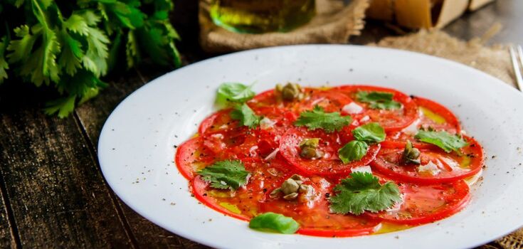 Tomato carpaccio: a recipe for a delicious Italian appetizer in 3 minutes
