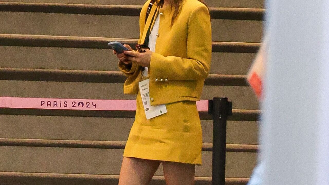 Natalie Portman shows off trendy shoes at the Olympics. Photo