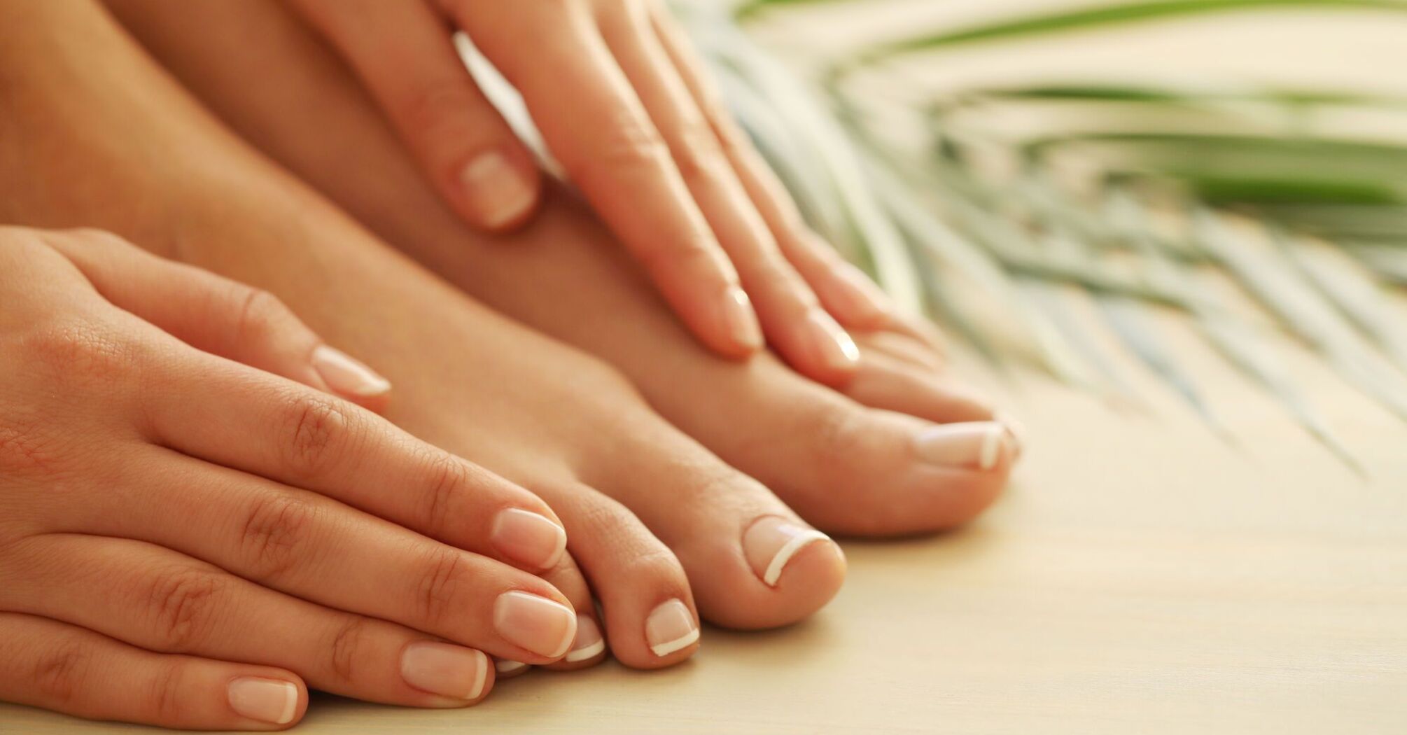 The outdated pedicure trend is coming back into fashion in the last month of summer. 6 ideas for inspiration