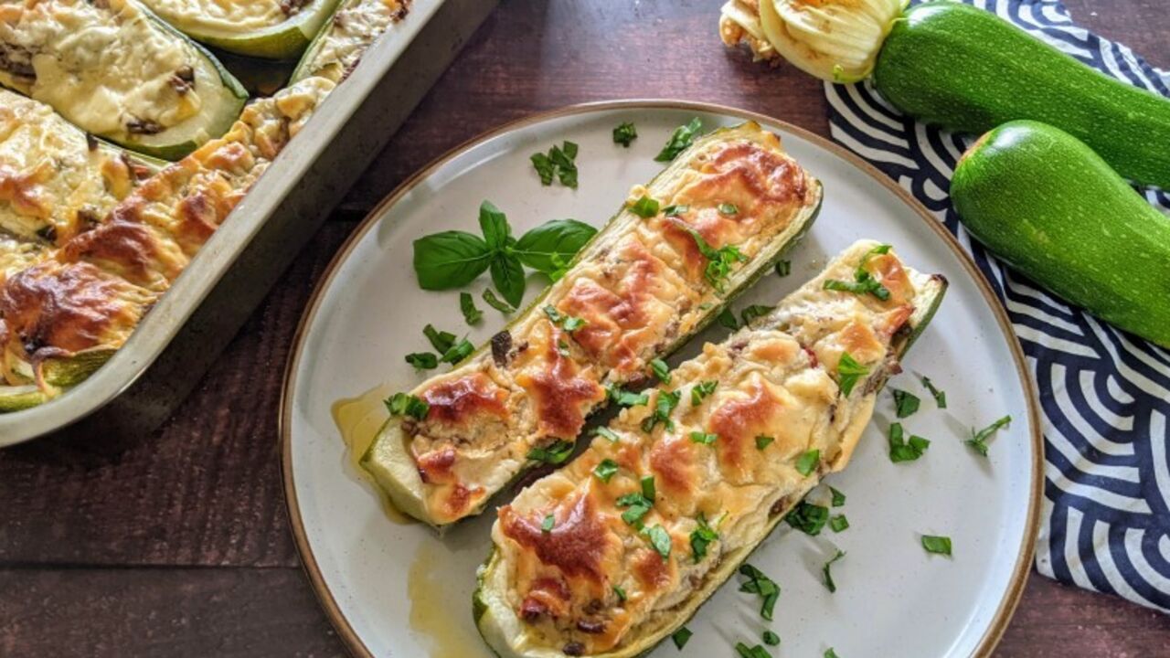 Baked zucchini with meat filling for lunch: how to prepare a hearty and budget dish
