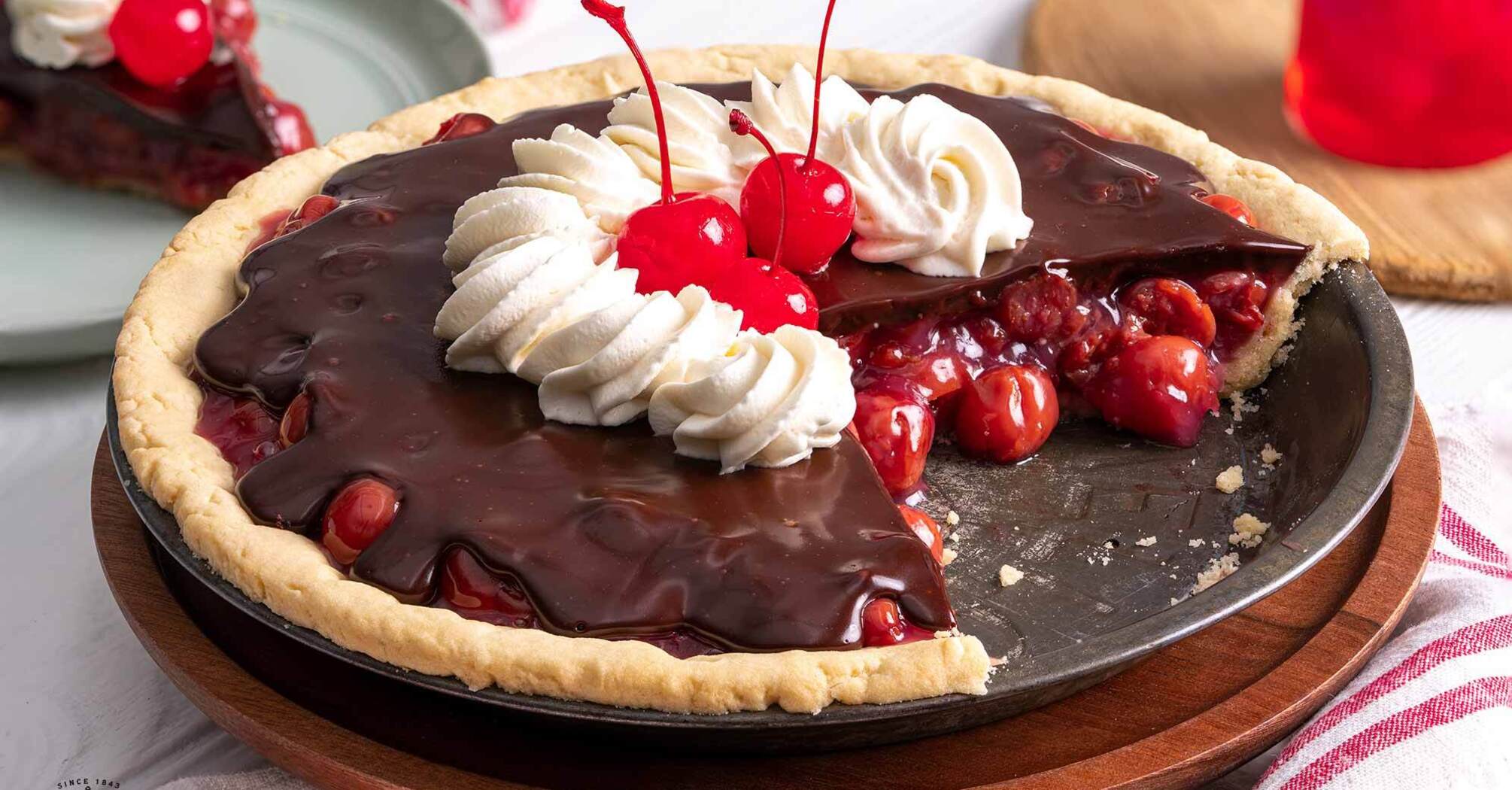 Chocolate and cream pie with cherries for tea: it is prepared in an elementary way