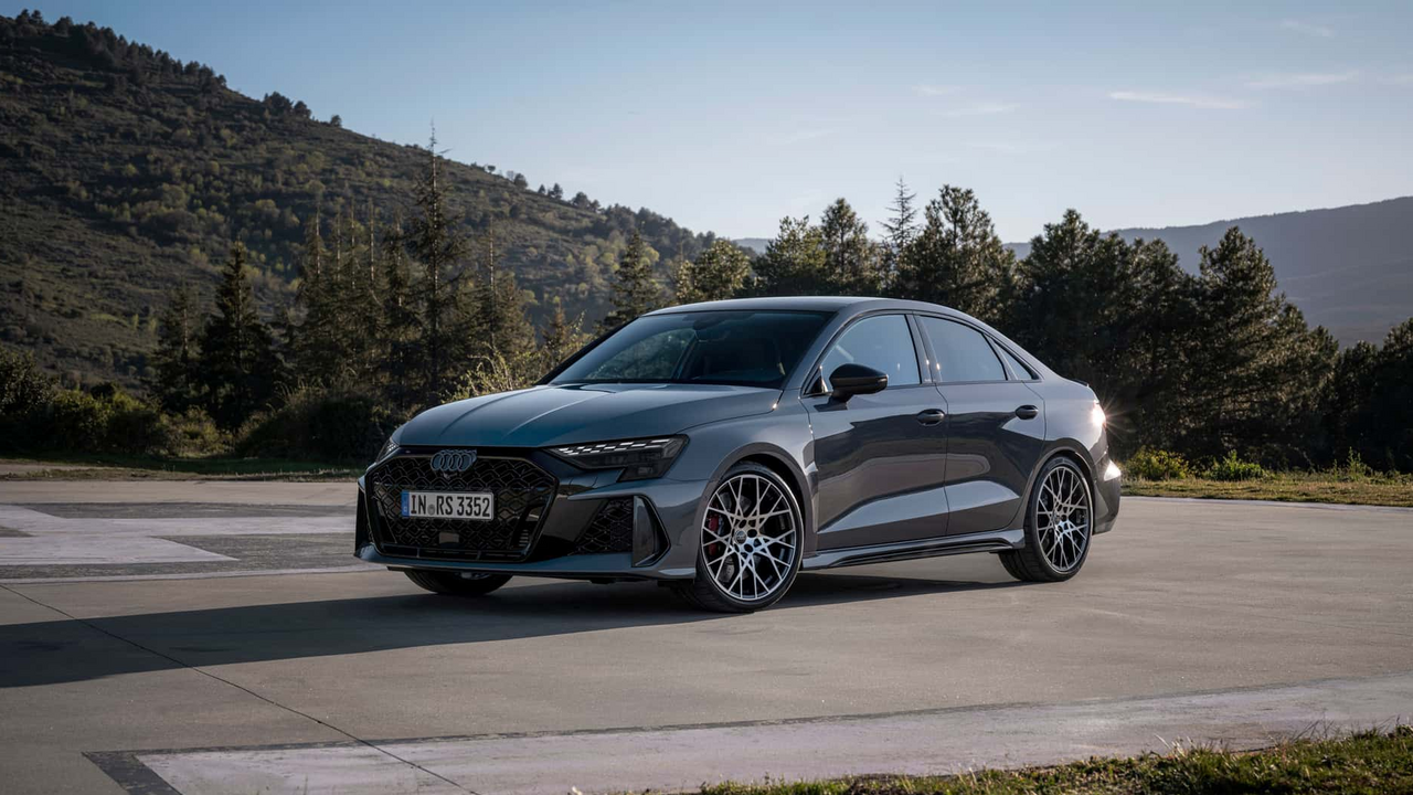 The new Audi RS3 has received stylish changes inside the cabin: what does it look like