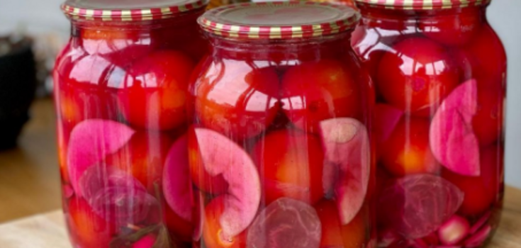 Pickled tomatoes with beets for winter: turn out very juicy and flavorful