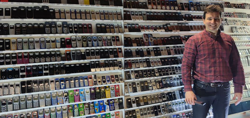 Spaniard's extensive collection of cell phones breaks 2023 Guinness Book record. Photo and video
