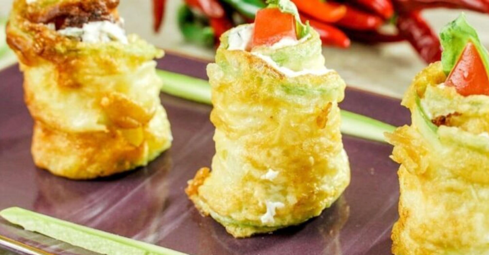 Elementary zucchini rolls with cheese and tomato: cook for a maximum of 15 minutes