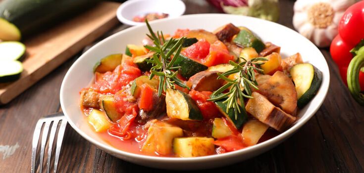 The most delicious zucchini stew from available ingredients: what meat to cook with