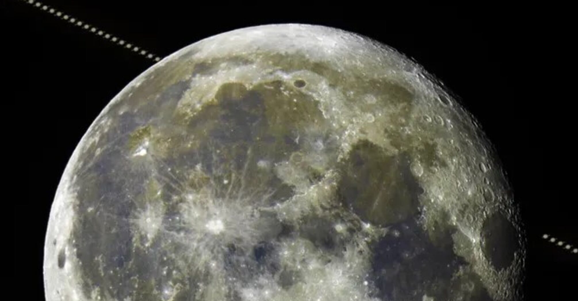 Blue supermoon swallowed Saturn: astrophotographer captures incredible sight