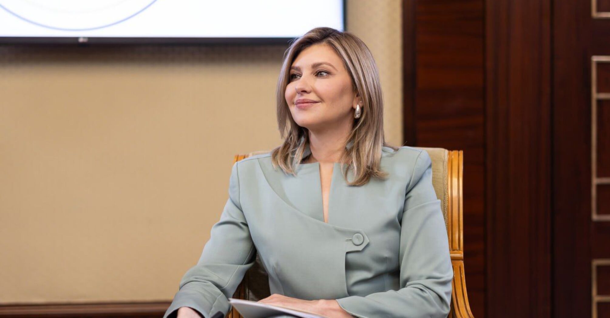 Mint color and drop earrings. Zelenska showed a sophisticated look with a jacket from a Ukrainian brand