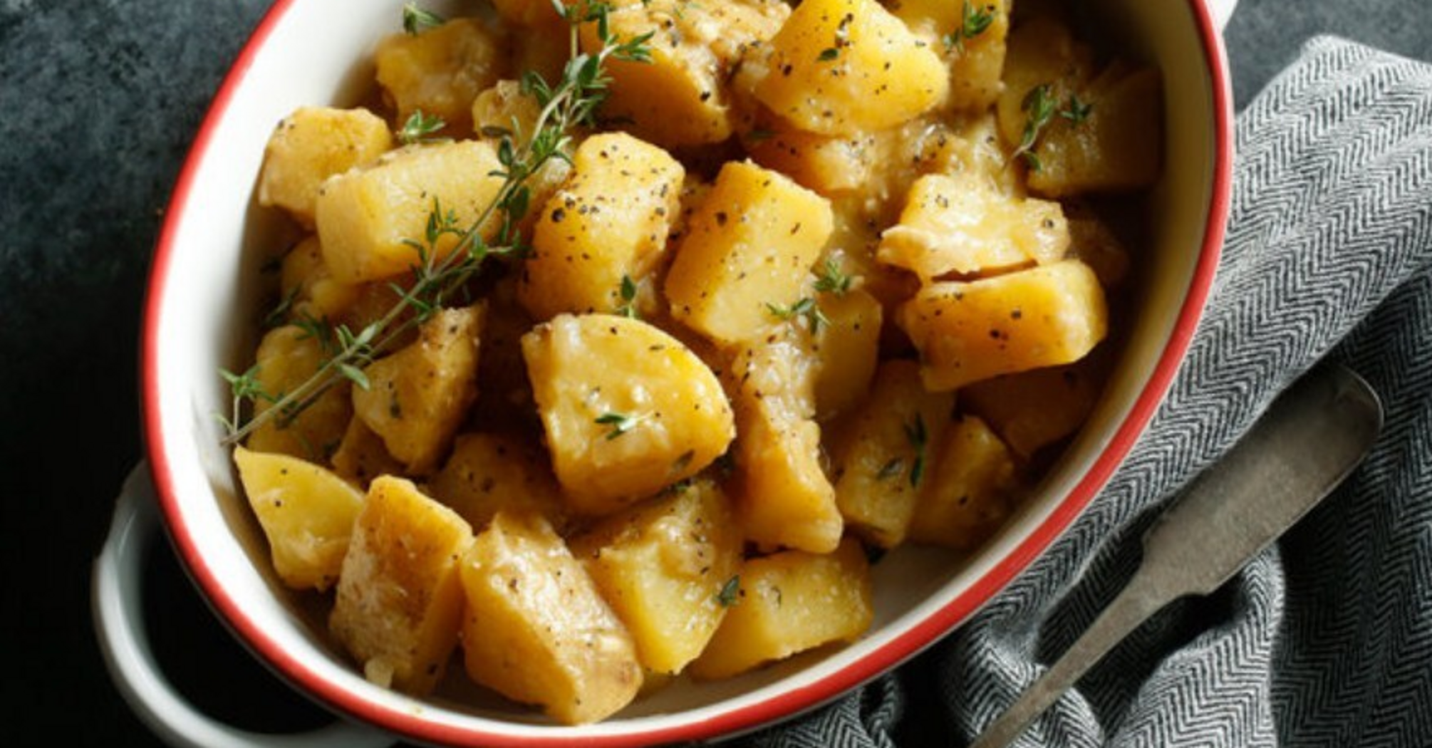 Delicious stewed potatoes for a hearty lunch: what to add for better flavor