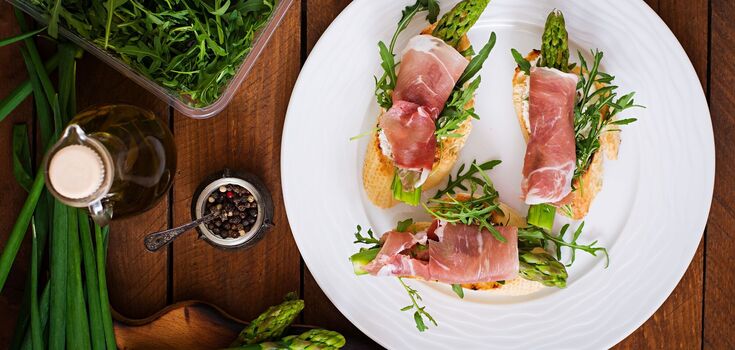 Gourmet wine appetizer with pear, Dor Bleu cheese and jamon: ready in 5 min.