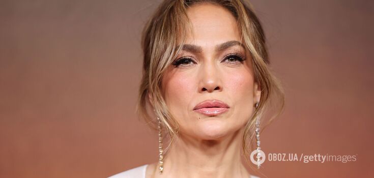 The perfect fall entry: Jennifer Lopez shows off trendy manicure