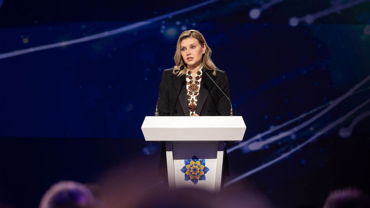 In a stylish embroidered shirt and business suit: Olena Zelenska impressed with a patriotic look