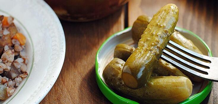 Pickles in ketchup that are sure to be crispy: how to prepare the marinade