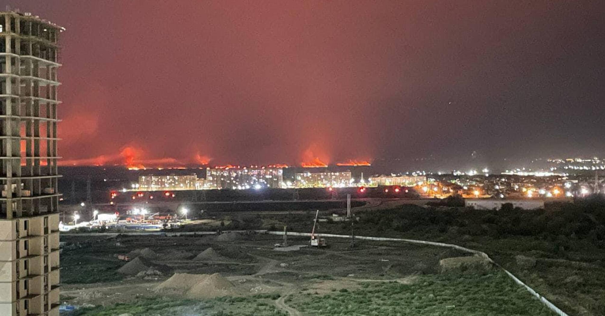 Large-scale wildfire is raging near Russian Rostov and no one is putting it out. Photos and video