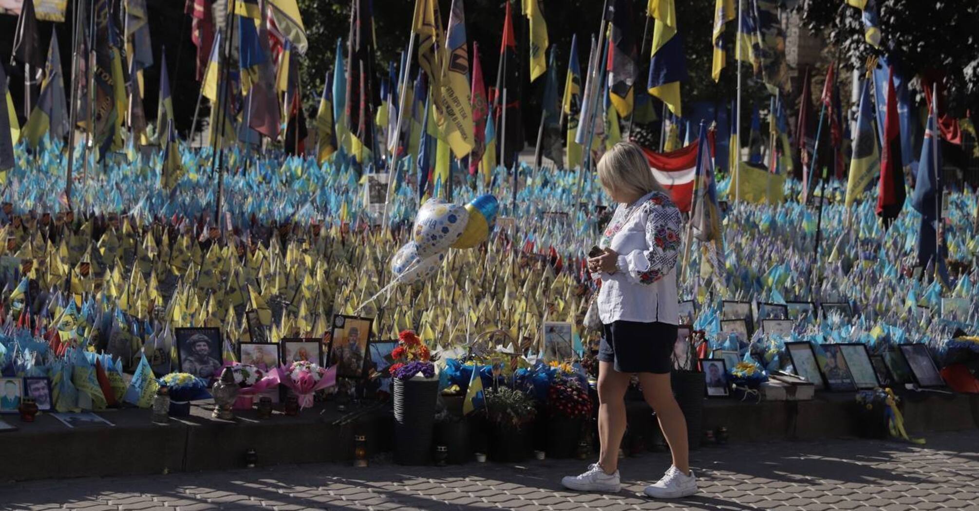 Ukrainian flags, embroidered shirts and honoring heroes: how Kyiv celebrates Ukraine's Independence Day. Photo report