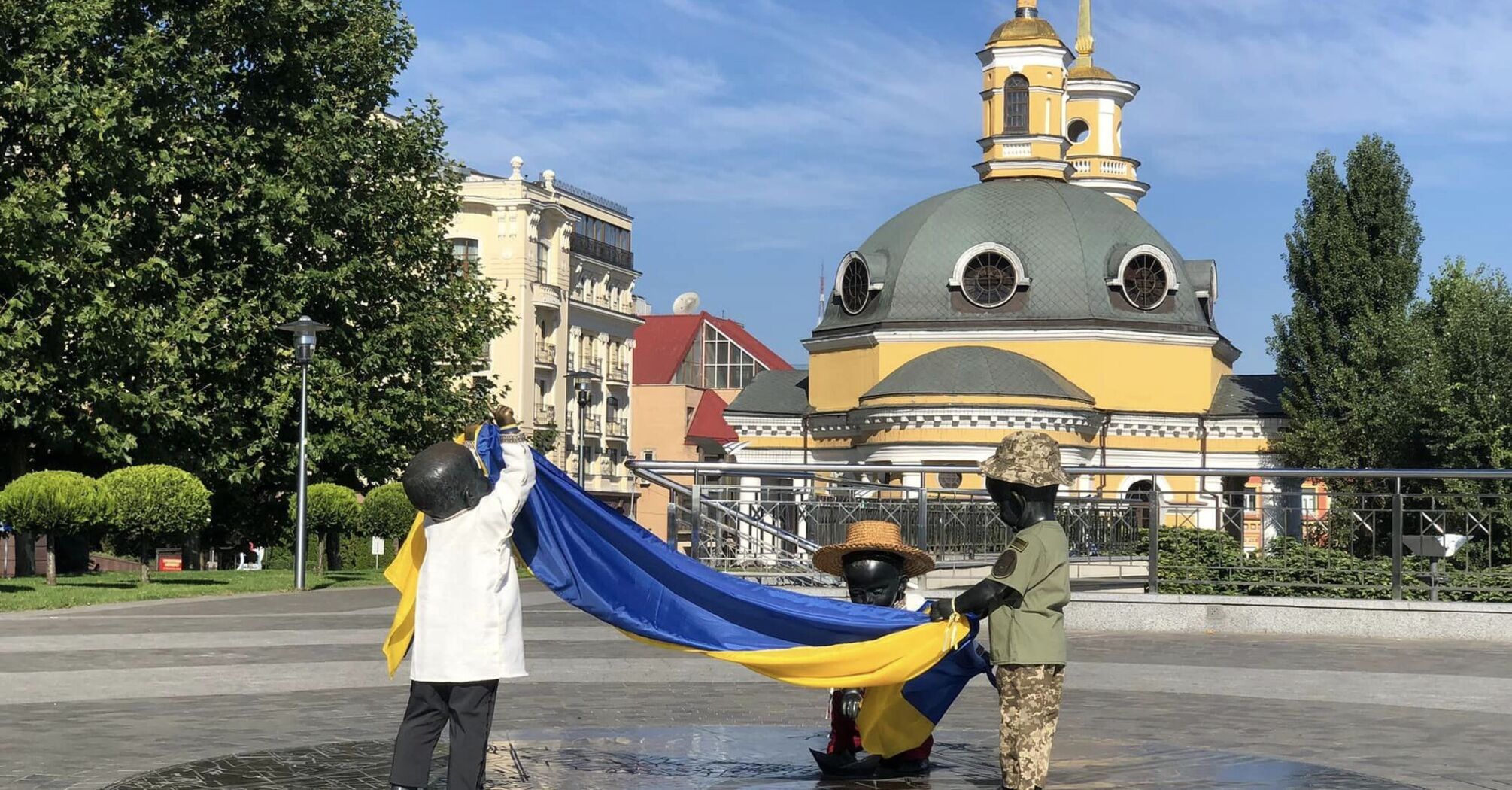 The children's monument to the founders of Kyiv were dressed in 'iconic' outfits for the Independence Day of Ukraine. Photo