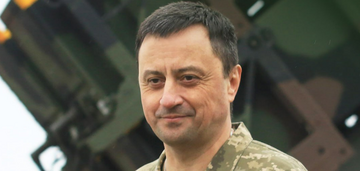 "True independence does not come easily": Air Force commander congratulates Ukrainians on the holiday, showing a bomb with a special inscription. Photo