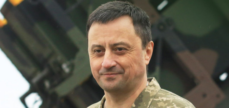 "Prawdziwa niepodległość nie przychodzi łatwo": Dowódca Sił Powietrznych gratuluje Ukraińcom z okazji święta, pokazując bombę ze specjalnym napisem. Zdjęcie