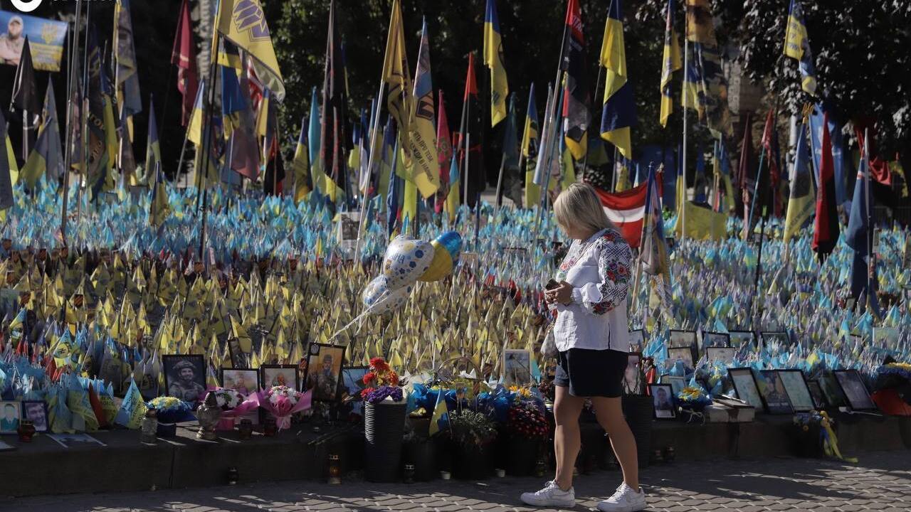 Ukrainian flags, embroidered shirts and honoring heroes: how Kyiv celebrates Ukraine's Independence Day. Photo report
