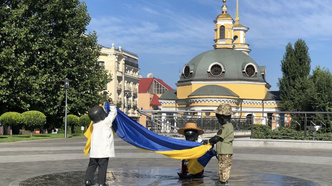 The children's monument to the founders of Kyiv were dressed in "iconic" outfits for the Independence Day of Ukraine. Photo