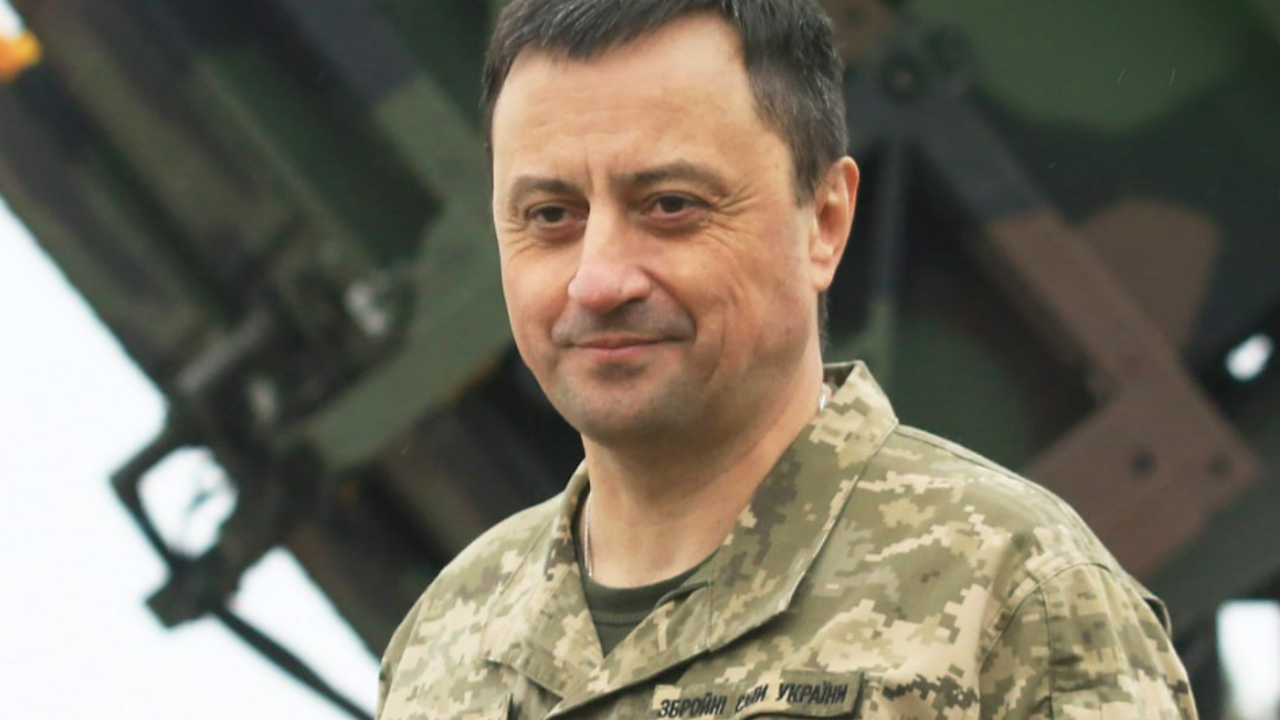 "True independence does not come easily": Air Force commander congratulates Ukrainians on the holiday, showing a bomb with a special inscription. Photo
