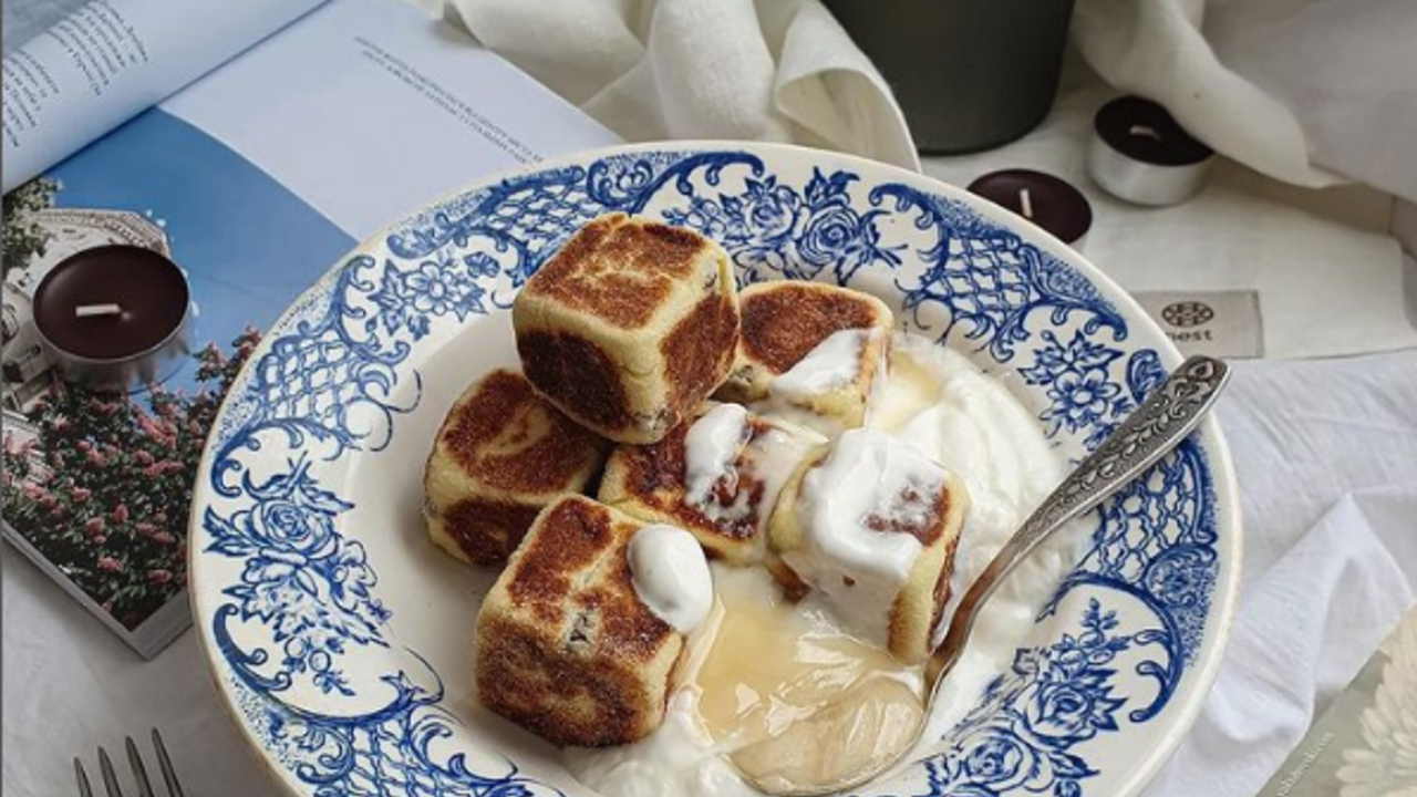 Square cottage cheese pancakes with a crispy crust: how to prepare