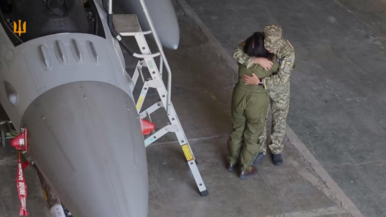 Air Force commander fulfilled the promise he gave to the mother of fallen hero with call sign Juice. Video