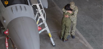 Air Force commander fulfilled the promise he gave to the mother of fallen hero with call sign Juice. Video