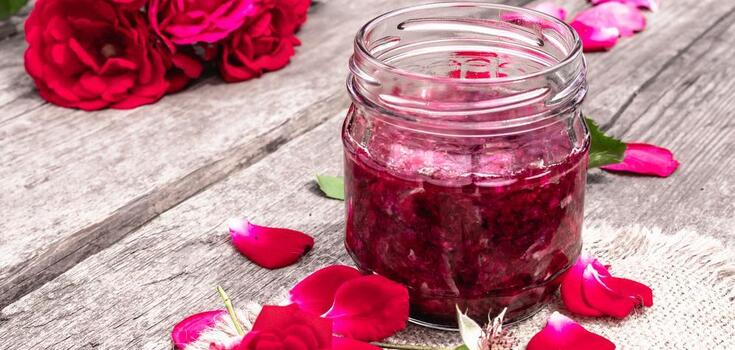 Tea rose jam at home: what to add for a bright taste