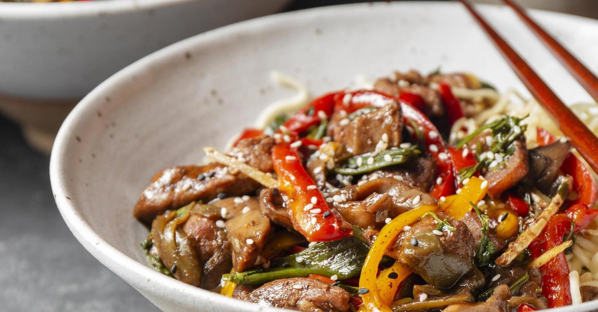 Tastier than pasta: light funchose with vegetables and fillet for dinner