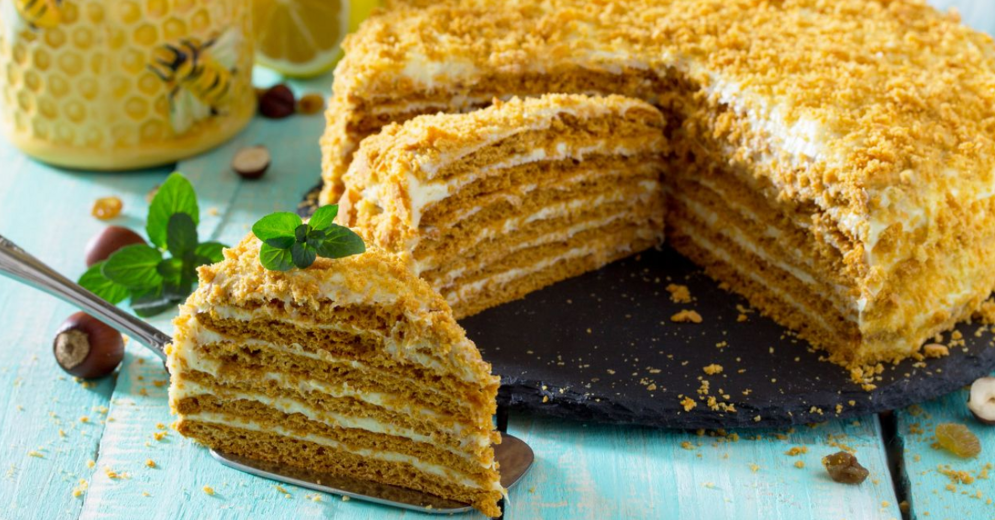 Homemade honey cake with sour cream: what to add to the filling for a bright taste
