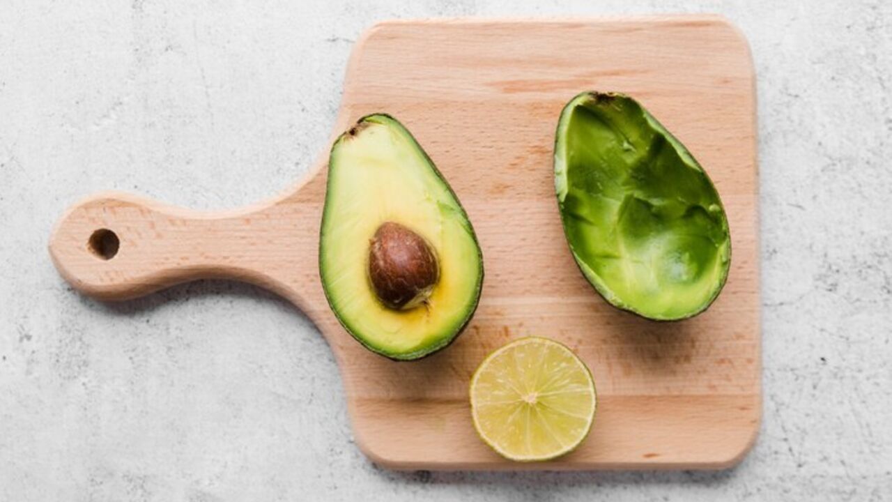Авокадо, фаршированный киноа: как приготовить вкусное блюдо всего за четыре шага