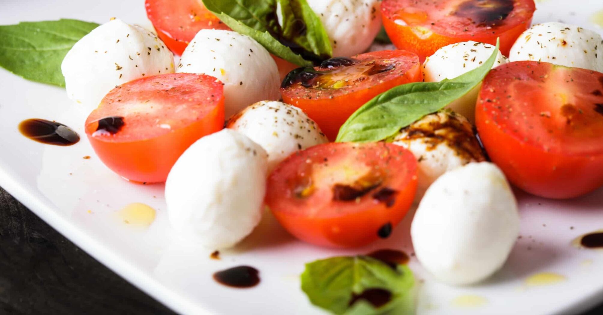Five-minute cherry tomato and mozzarella appetizer: easy to prepare