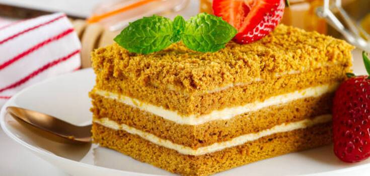 With lemon and sour cream: how to make honey cake in a new way