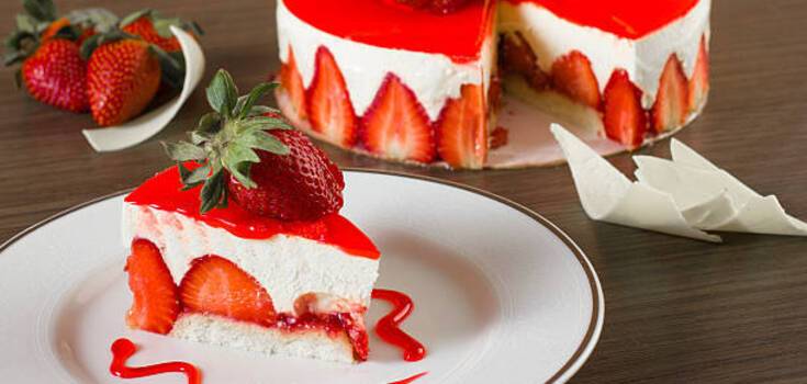 Broken Glass cake with strawberries: how to make summer no-bake dessert