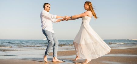 Что надеть на свадьбу на пляже: подойдут более свободные и легкие вещи