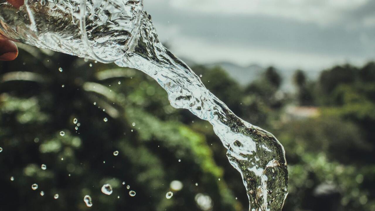 Чому в давнину людей обсипали не квітами та зерном, а лили перед ними воду