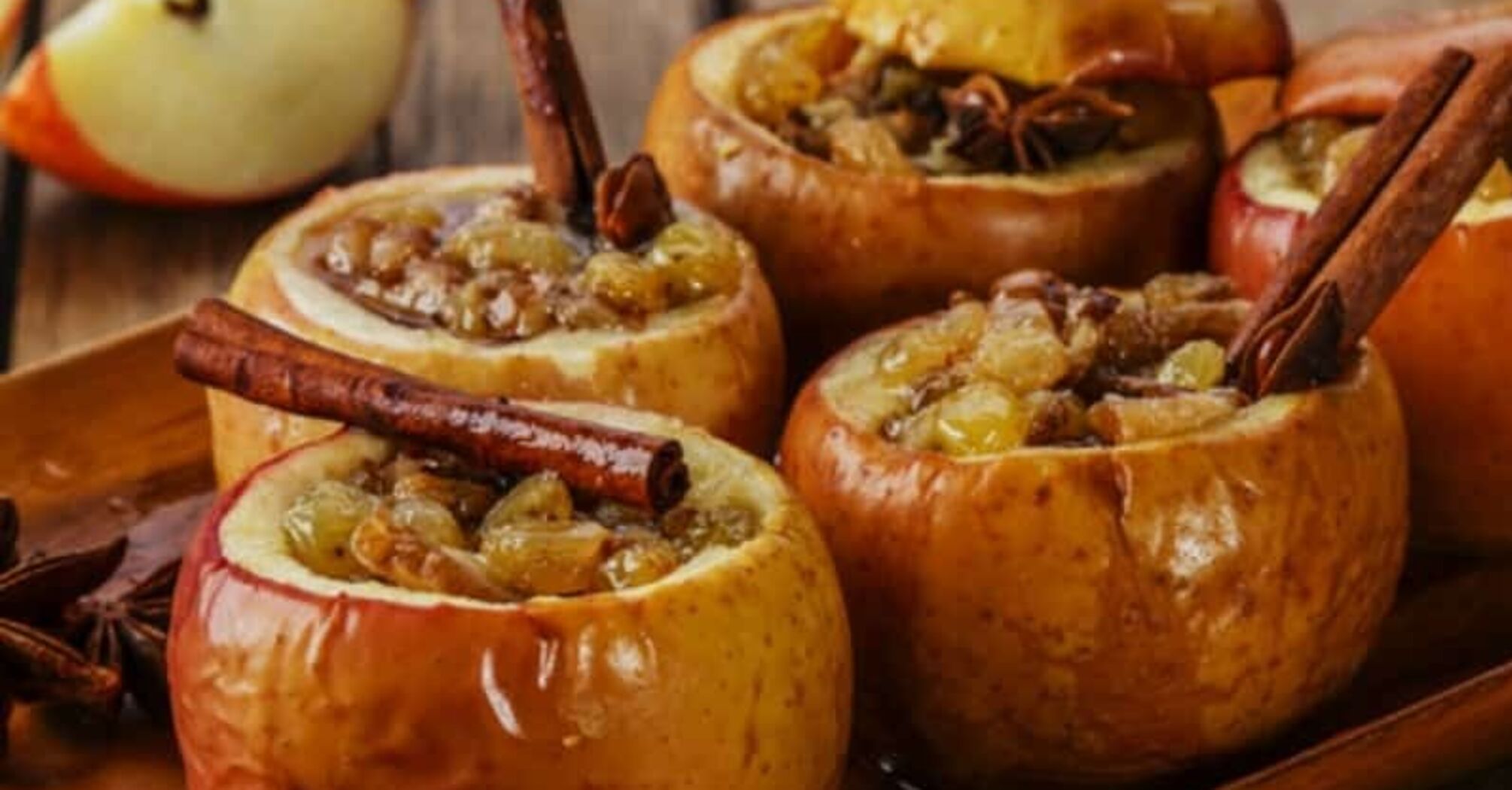 How to bake apples deliciously: an idea for a seasonal autumn dessert