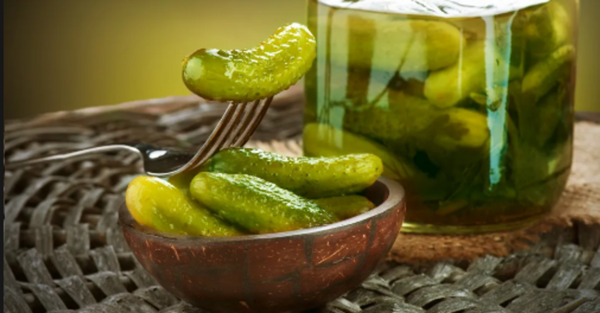 Pickled cucumbers with mineral water: very crispy and flavorful