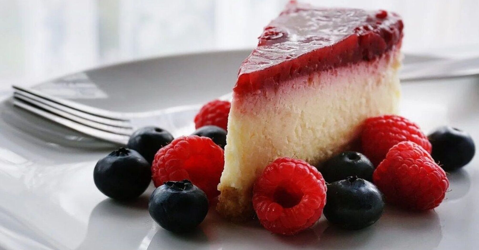 How to cook sour cream cake with berries in the oven: the easiest recipe
