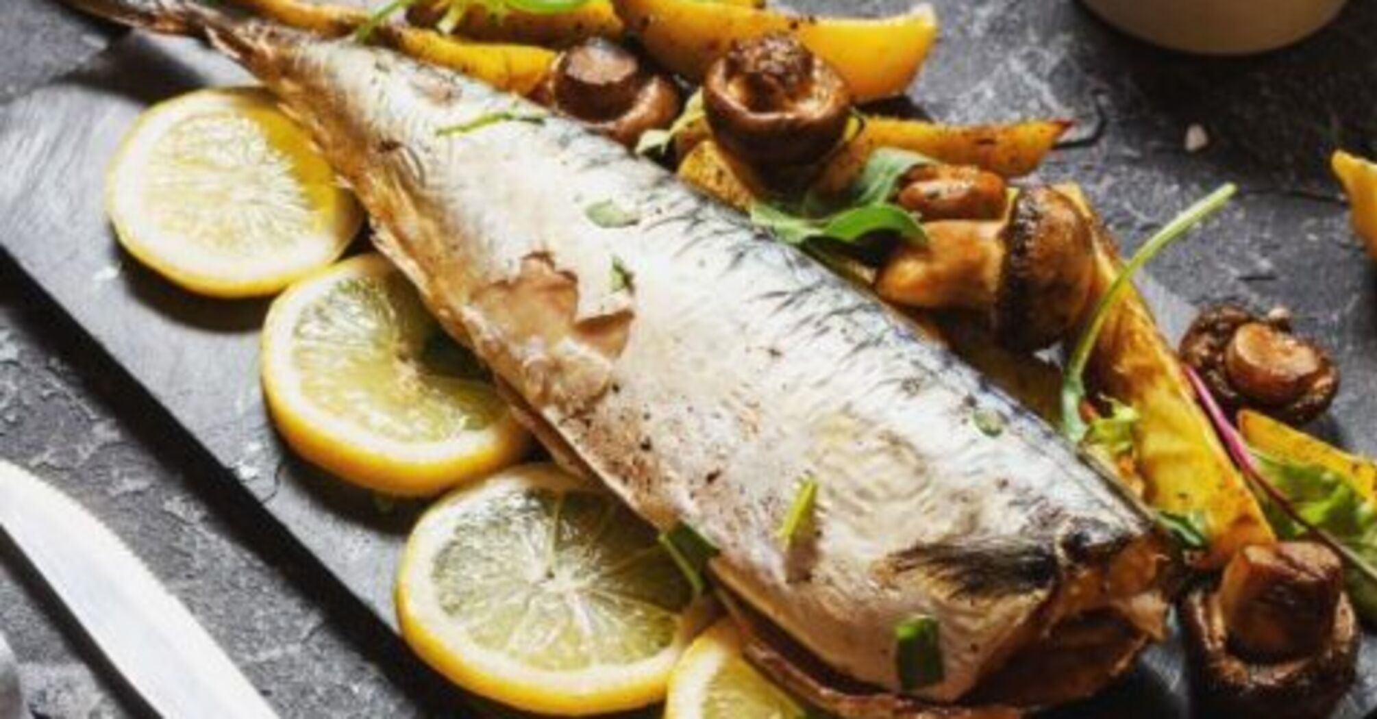 The fish will be very juicy: baked mackerel with spices, oil and wine