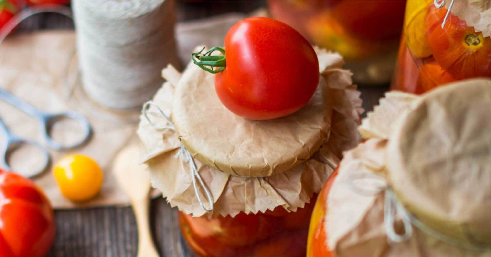 Low-salted tomatoes that everyone likes: recipe for 1 kg