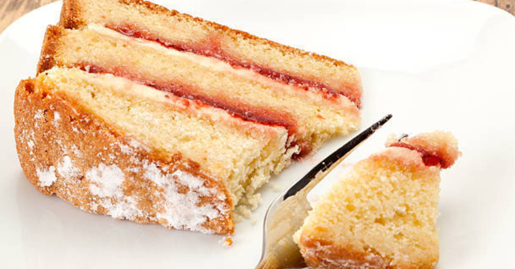 How to make jam cake: the simplest pastry for tea